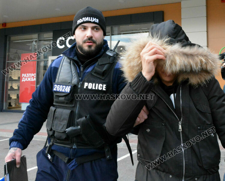 Хванаха крадла с пълна чанта дрехи от хасковски магазини