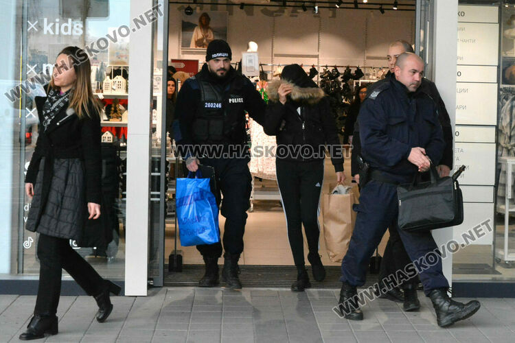 Хванаха крадла с пълна чанта дрехи от хасковски магазини