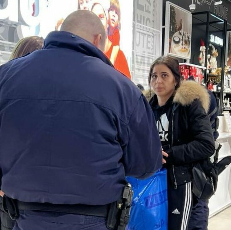 Хванаха крадла с пълна чанта дрехи от хасковски магазини