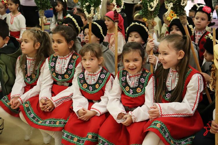 Започна Коледарски фестивал на детските градини 