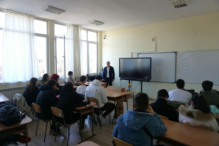 Съдия от Окръжен съд-Кърджали разяснява наказанията за непълнолетни пред ученици