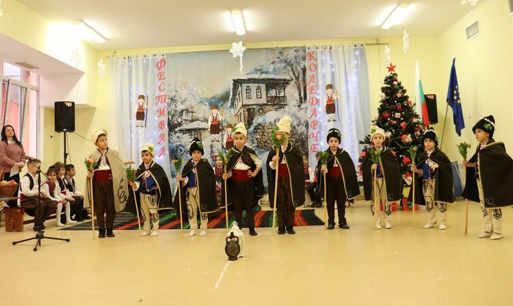 Започна Коледарски фестивал на детските градини 