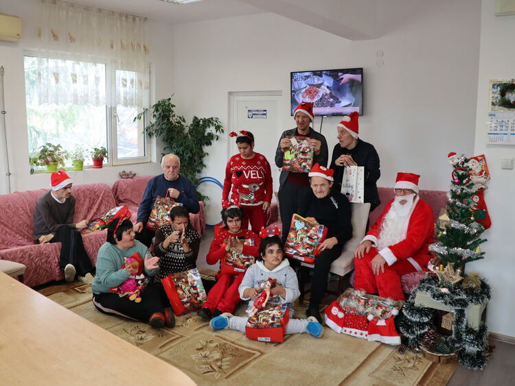 Коледно тържество организираха потребителите на социална услуга в Ардино