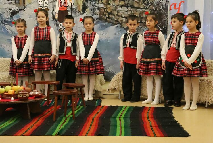 Започна Коледарски фестивал на детските градини 