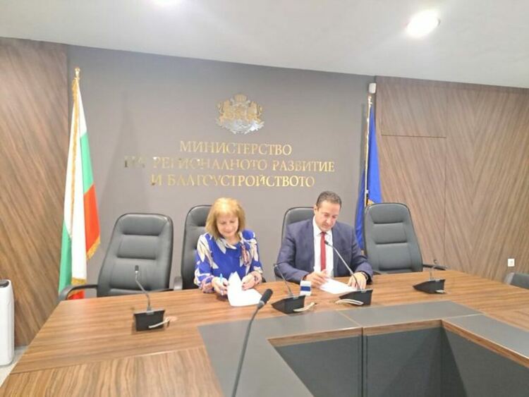 В МРРБ кметът Кирил Стоев подписа споразумение за частично финансиране за ремонт и реконструкция на вътрешната водопроводна мрежа в с. Извор