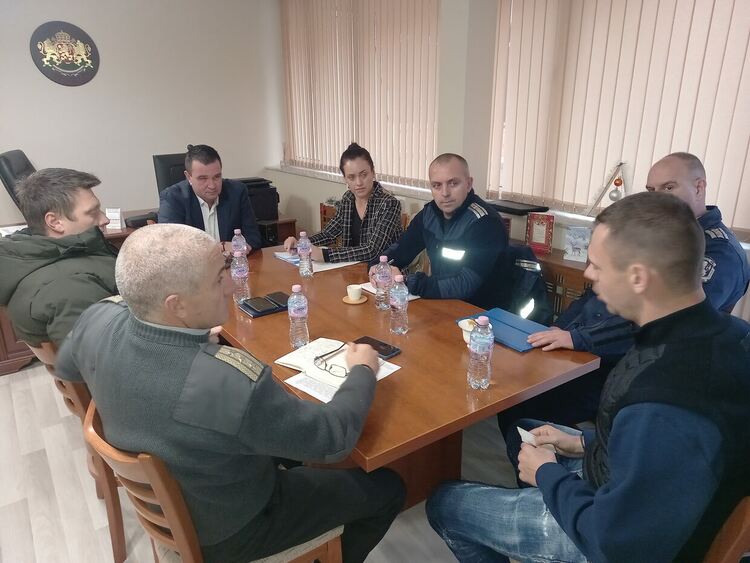 Гърци с летни гуми затрудняват трафика през ГКПП"Маказа-Нимфея" при снеговалеж