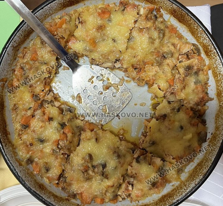 Пиле с моркови, гъби и кашкавал