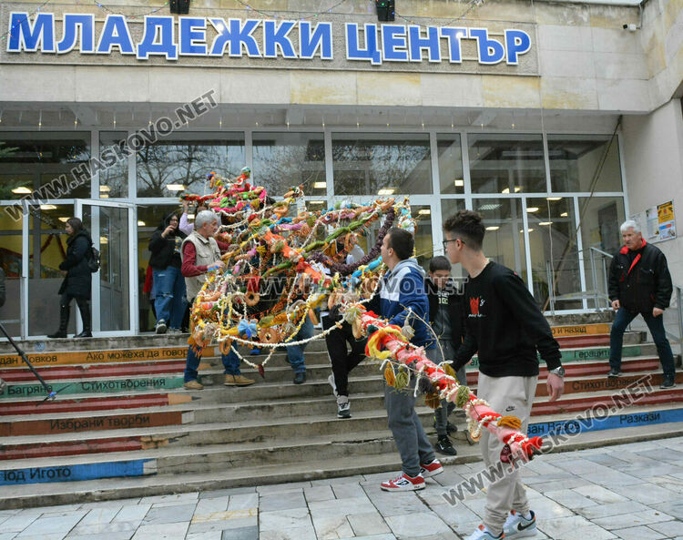 8.20 метра сурвачка украси за здраве и берекет Младежкия център