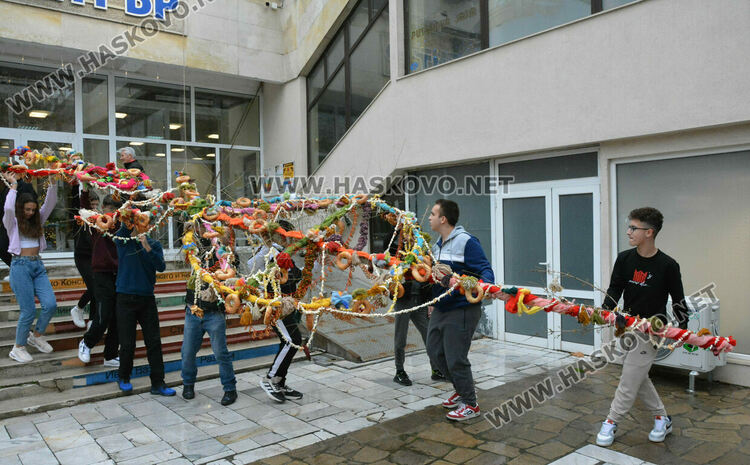 8.20 метра сурвачка украси за здраве и берекет Младежкия център