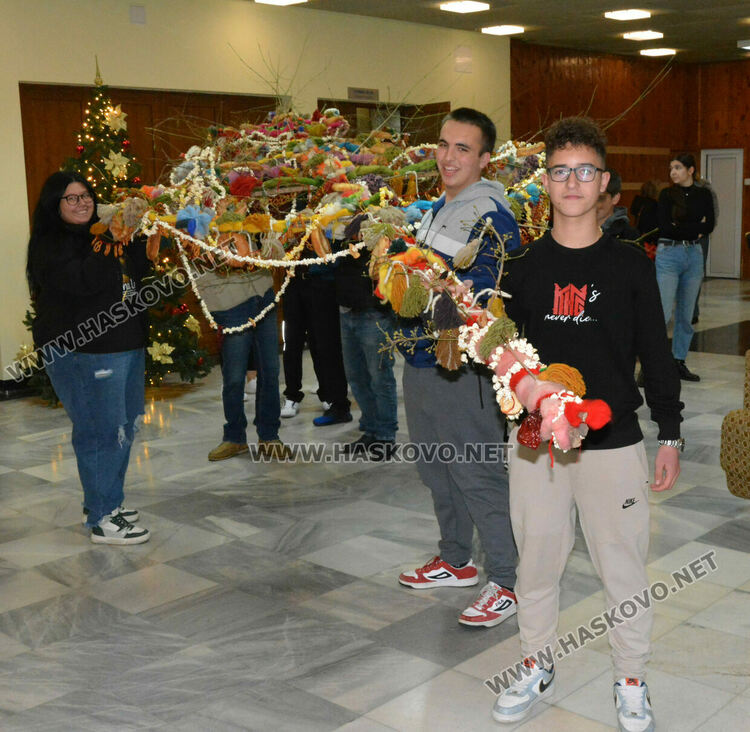 8.20 метра сурвачка украси за здраве и берекет Младежкия център