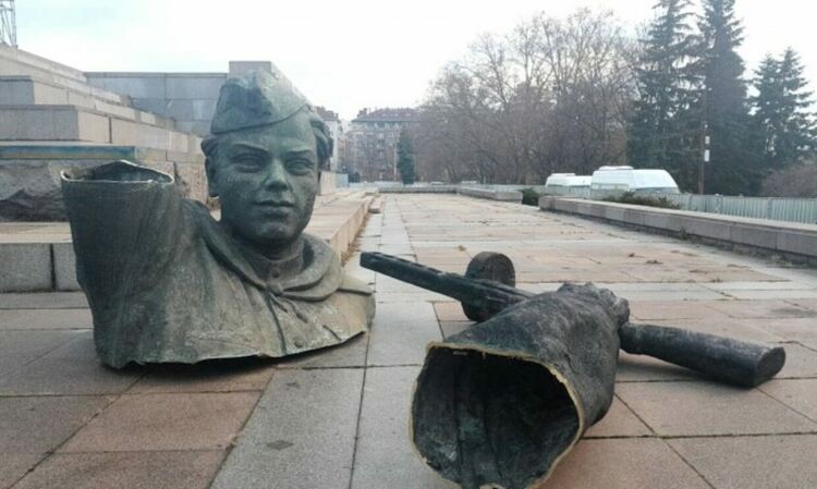 Общински съветници предлагат Паметника на Съветската армия да бъде преместен в Димитровград