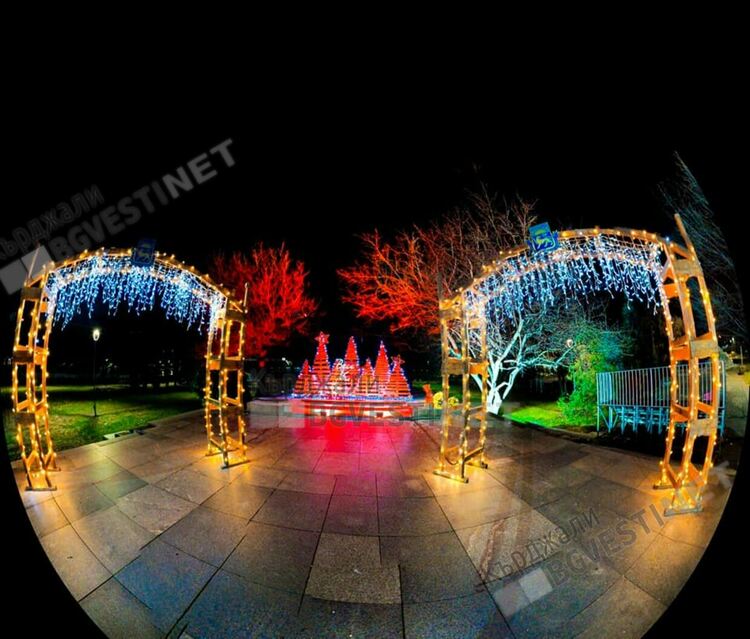 Новата коледна украса на Кърджали се превърна в атракция за гостите на града