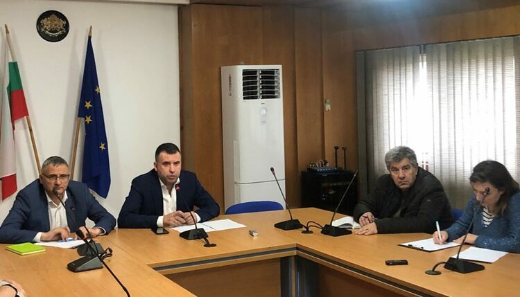 Областният управител свика среща за "код оранжев". Призоваха да не пътуваме през уикенда