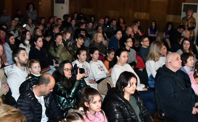 Втори ден от Националния фестивал на коледната и новогодишна песен