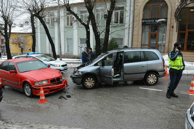 Двама души пострадаха при катастрофа на бул. "Освобождение" в Хасково