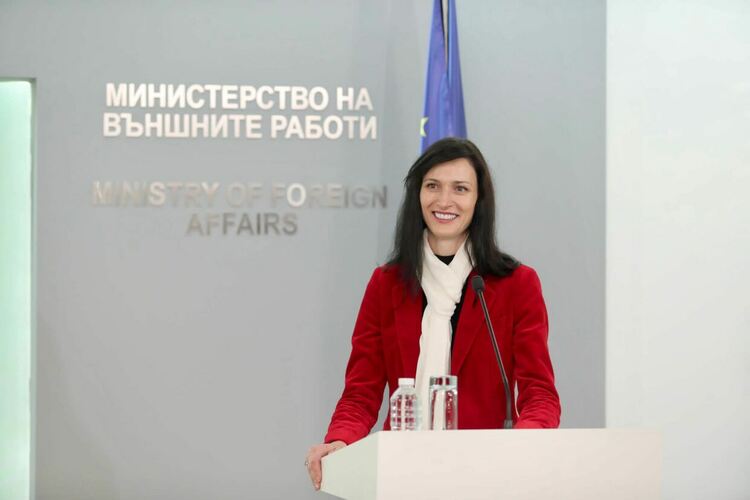 Мария Габриел награди победителите в националния конкурс „Жените и дипломацията – посланик за един ден“