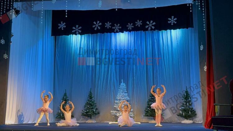 Магиите на Веселка и Сърдитка докараха сняг в Димитровград и направиха Коледата възможна