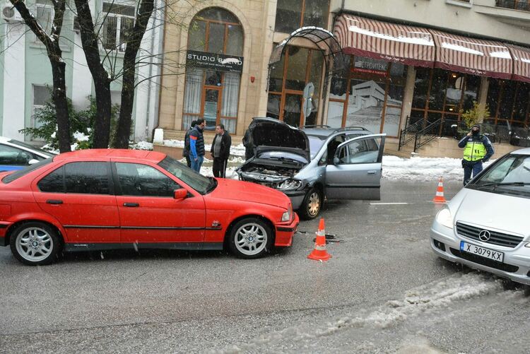 Двама души пострадаха при катастрофа на бул. "Освобождение" в Хасково