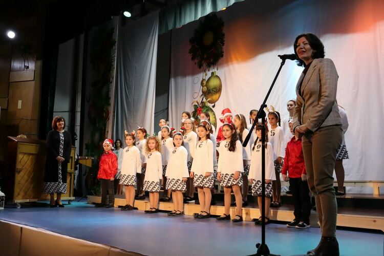 Втори ден от Националния фестивал на коледната и новогодишна песен