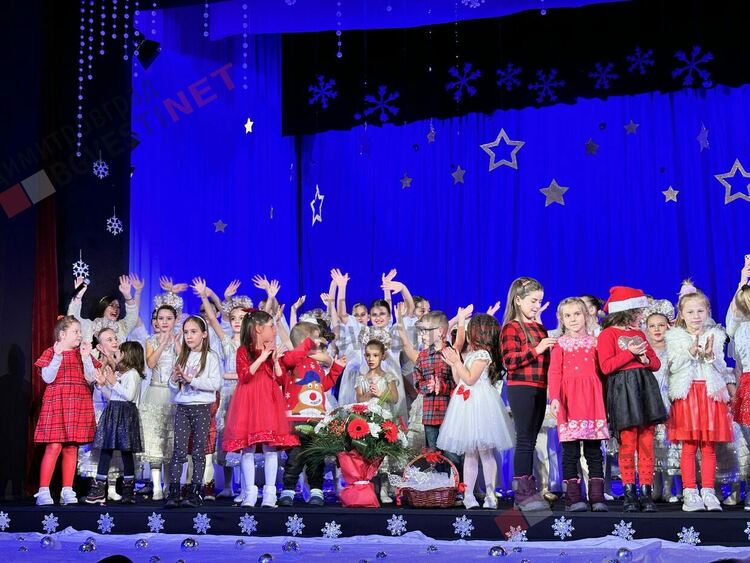 Магиите на Веселка и Сърдитка докараха сняг в Димитровград и направиха Коледата възможна