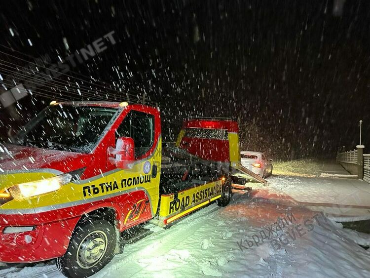   Коли закъсаха снощи по пътищата на областта,тази сутрин шосетата от републиканската пътна мрежа са почистени