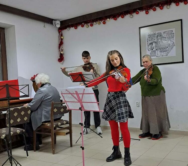 Десетки се събраха за коледния концет на Цигулков ансамбъл „Виолина“