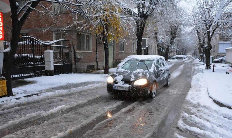 Оранжев код за обилни снеговалежи в Хасково, всички пътища са проходими при зимни условия