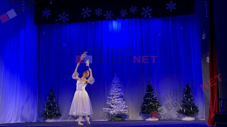 Магиите на Веселка и Сърдитка докараха сняг в Димитровград и направиха Коледата възможна