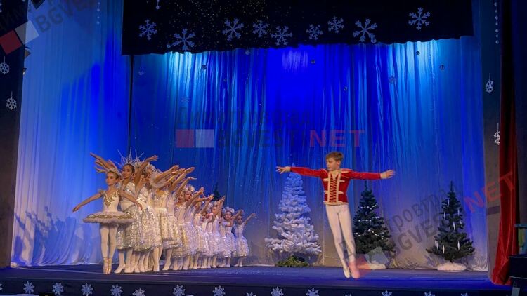 Магиите на Веселка и Сърдитка докараха сняг в Димитровград и направиха Коледата възможна
