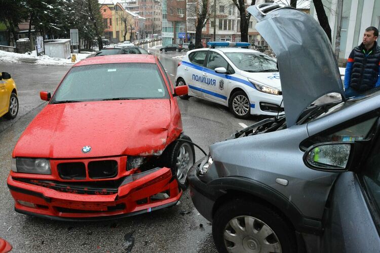 Двама души пострадаха при катастрофа на бул. "Освобождение" в Хасково