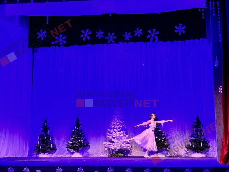 Магиите на Веселка и Сърдитка докараха сняг в Димитровград и направиха Коледата възможна