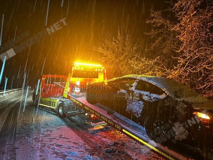   Коли закъсаха снощи по пътищата на областта,тази сутрин шосетата от републиканската пътна мрежа са почистени