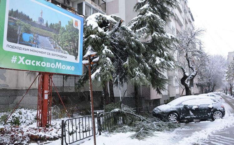 Оранжев код за обилни снеговалежи в Хасково, всички пътища са проходими при зимни условия