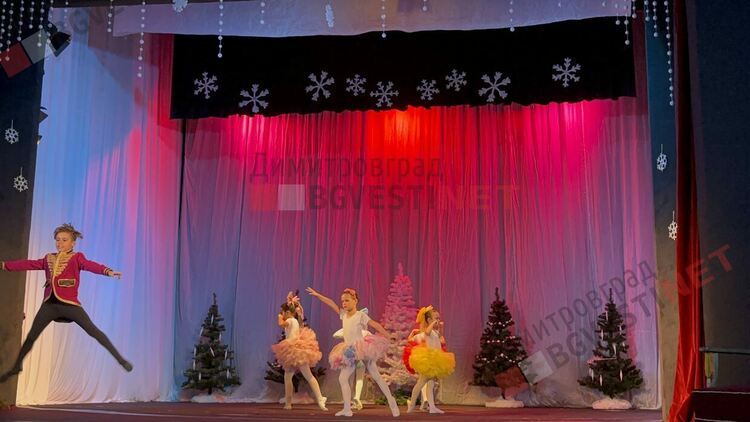 Магиите на Веселка и Сърдитка докараха сняг в Димитровград и направиха Коледата възможна