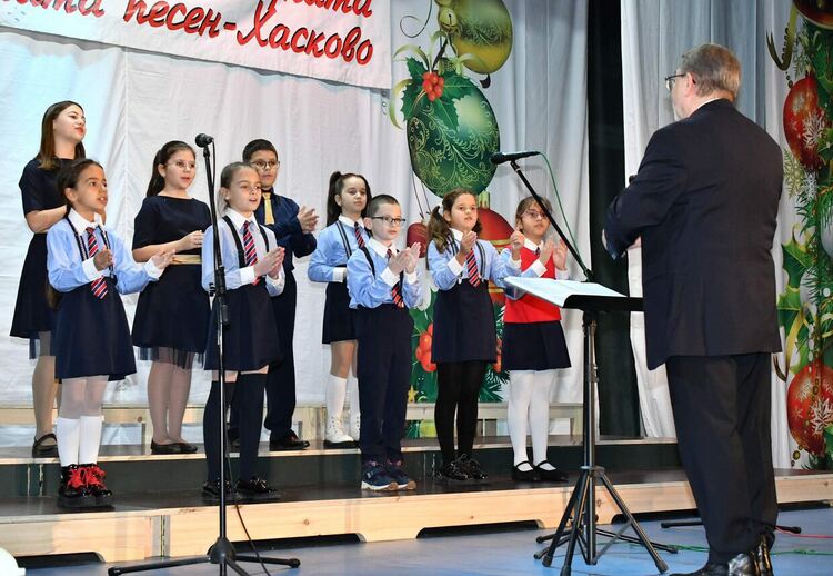 Втори ден от Националния фестивал на коледната и новогодишна песен