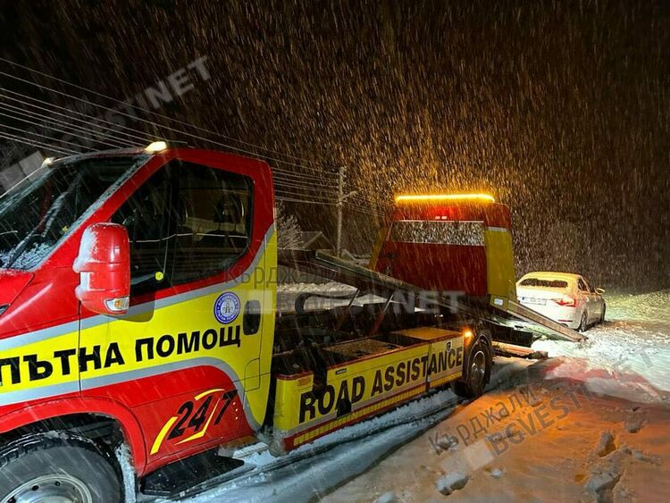   Коли закъсаха снощи по пътищата на областта,тази сутрин шосетата от републиканската пътна мрежа са почистени