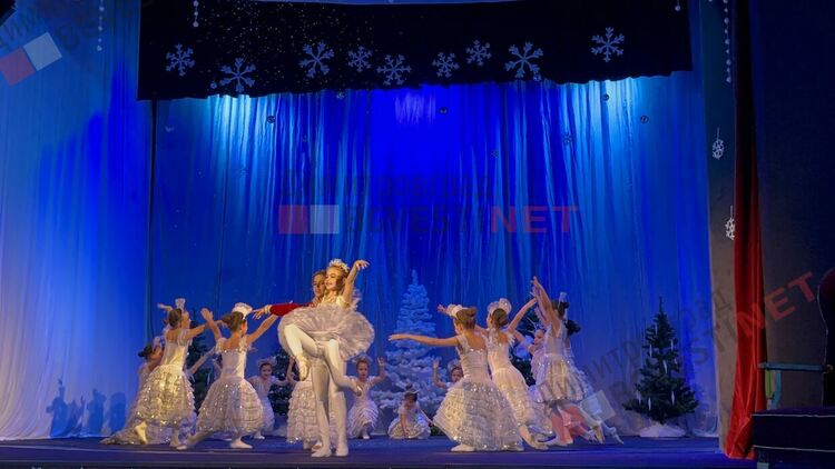 Магиите на Веселка и Сърдитка докараха сняг в Димитровград и направиха Коледата възможна