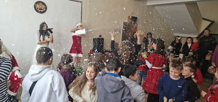 Дядо Коледа зарадва деца на служители от Областна дирекция на МВР - Смолян