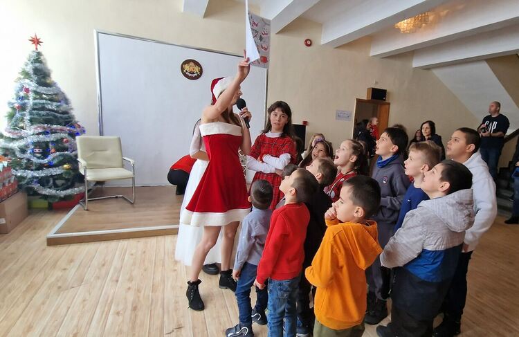 Дядо Коледа зарадва деца на служители от Областна дирекция на МВР - Смолян