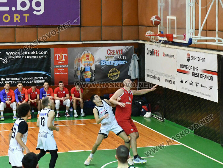 Баскетболният „Хасково“ с домакински успех над „Академик“