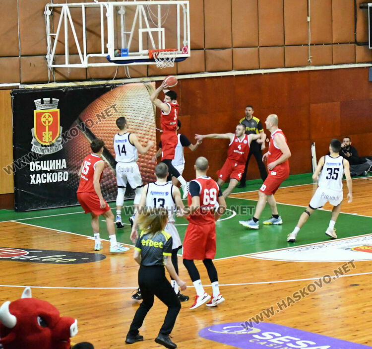 Баскетболният „Хасково“ с домакински успех над „Академик“