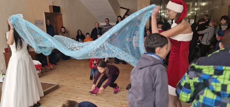 Дядо Коледа зарадва деца на служители от Областна дирекция на МВР - Смолян