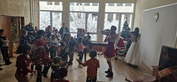 Дядо Коледа зарадва деца на служители от Областна дирекция на МВР - Смолян