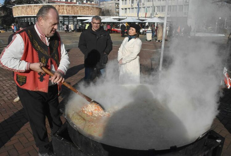 1000 порции боб на Коледната трапеза в Димитровград