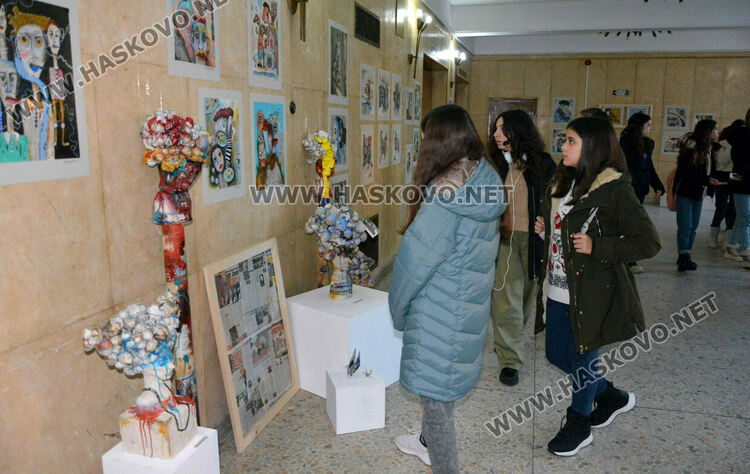 Вестникът, като провокация и интерпретация в Коледната изложба на Школа „Колорит“