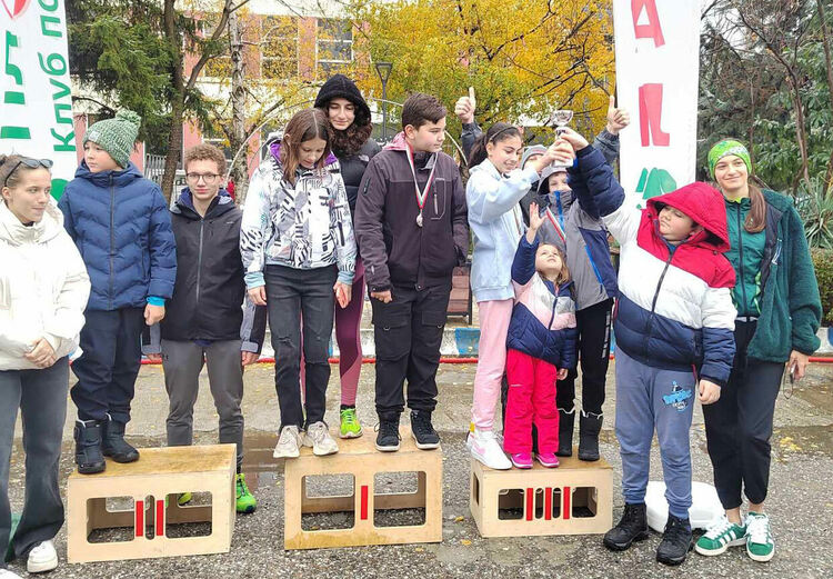 Отборна купа и три медала за хасковските ориентировачи