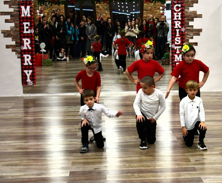 Танцова фиеста на децата от "Tifo Dance Hub" раздвижи Асеновград