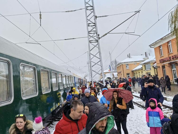 Коледният влак на БДЖ пристигна на централна ЖП гара Перник