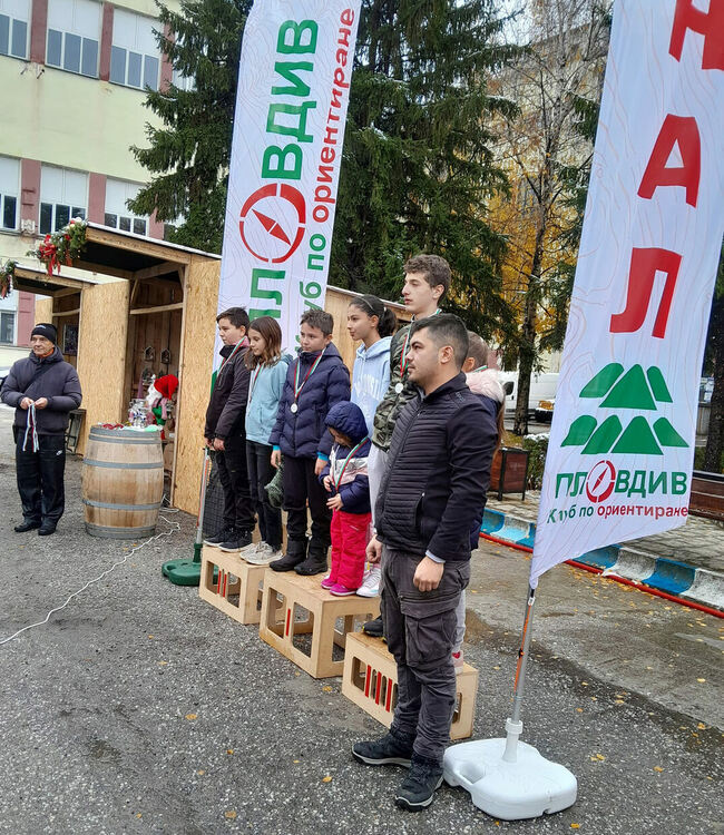 Отборна купа и три медала за хасковските ориентировачи