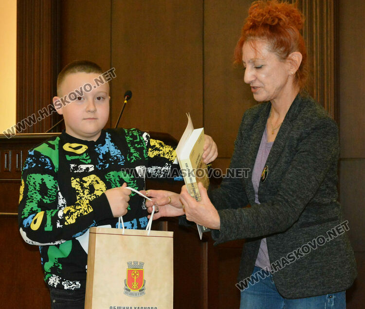 Наградиха победителите в конкурса за есе и рисунка „Хасково-градът на тракийските воеводи“